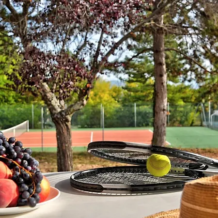 Village Les Bories 홀리데이파크 *