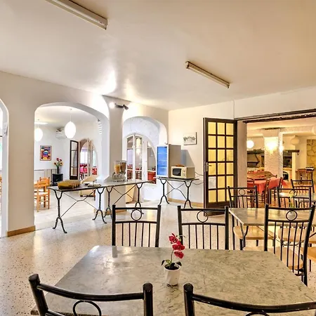 Village Les Bories 홀리데이파크 *